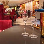 Plaza Premium Szálloda