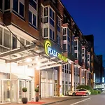 Plaza Premium 4*