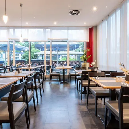 Plaza Premium Hotell