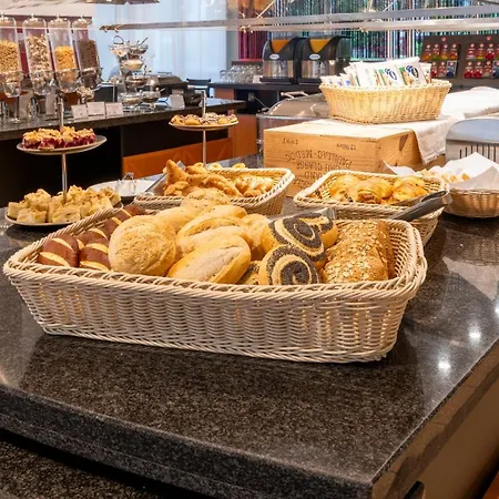 Plaza Premium فندق 4*