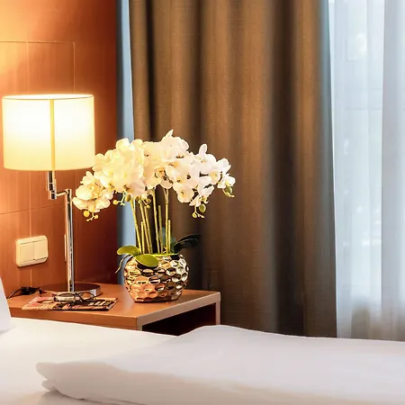 Plaza Premium 4*