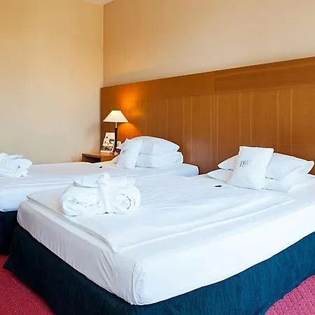 Plaza Premium 4* Köln