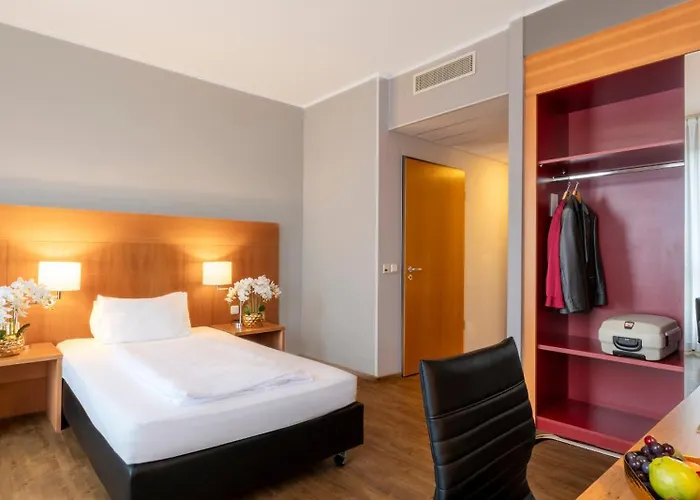 Plaza Premium 4* Colonia