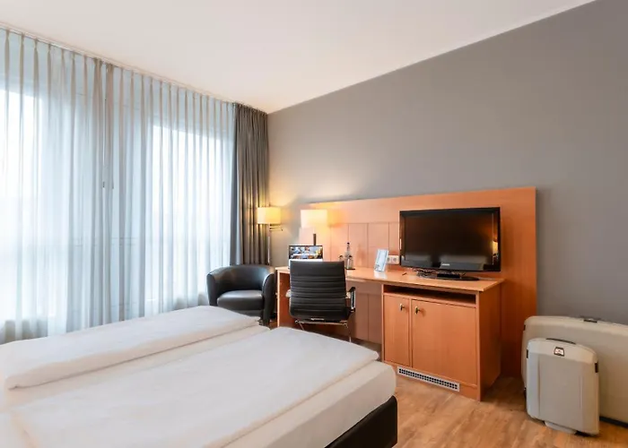 Plaza Premium 4*