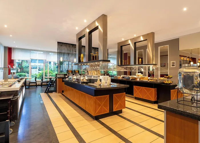 Plaza Premium 4*