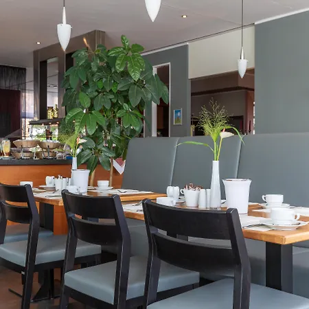 Plaza Premium 4* Köln