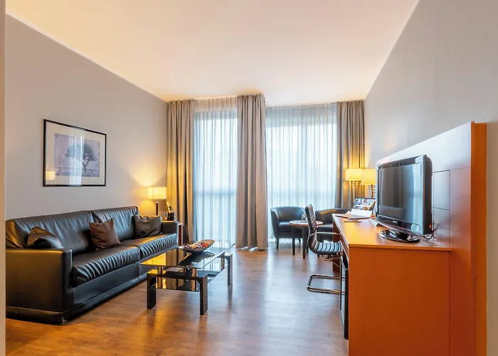 Plaza Premium Otel Köln